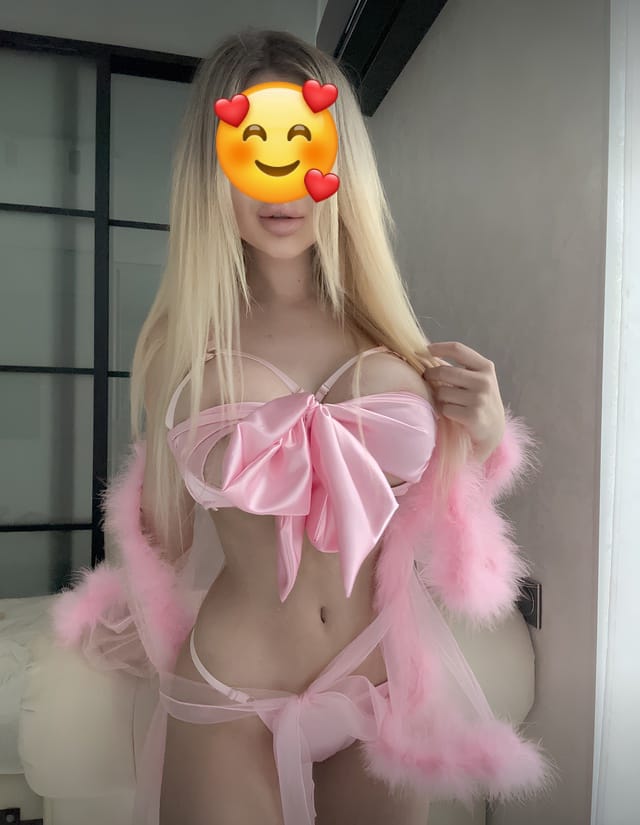 בחורה יפה בלונדה בירושלים