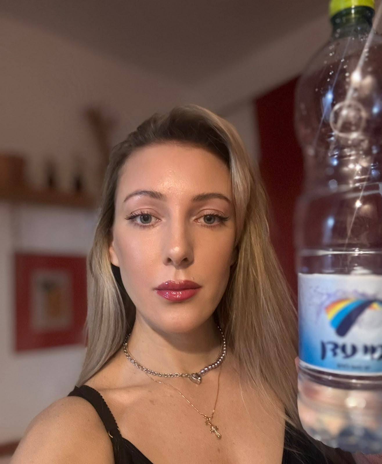 בתל אביב- בחורה חמה